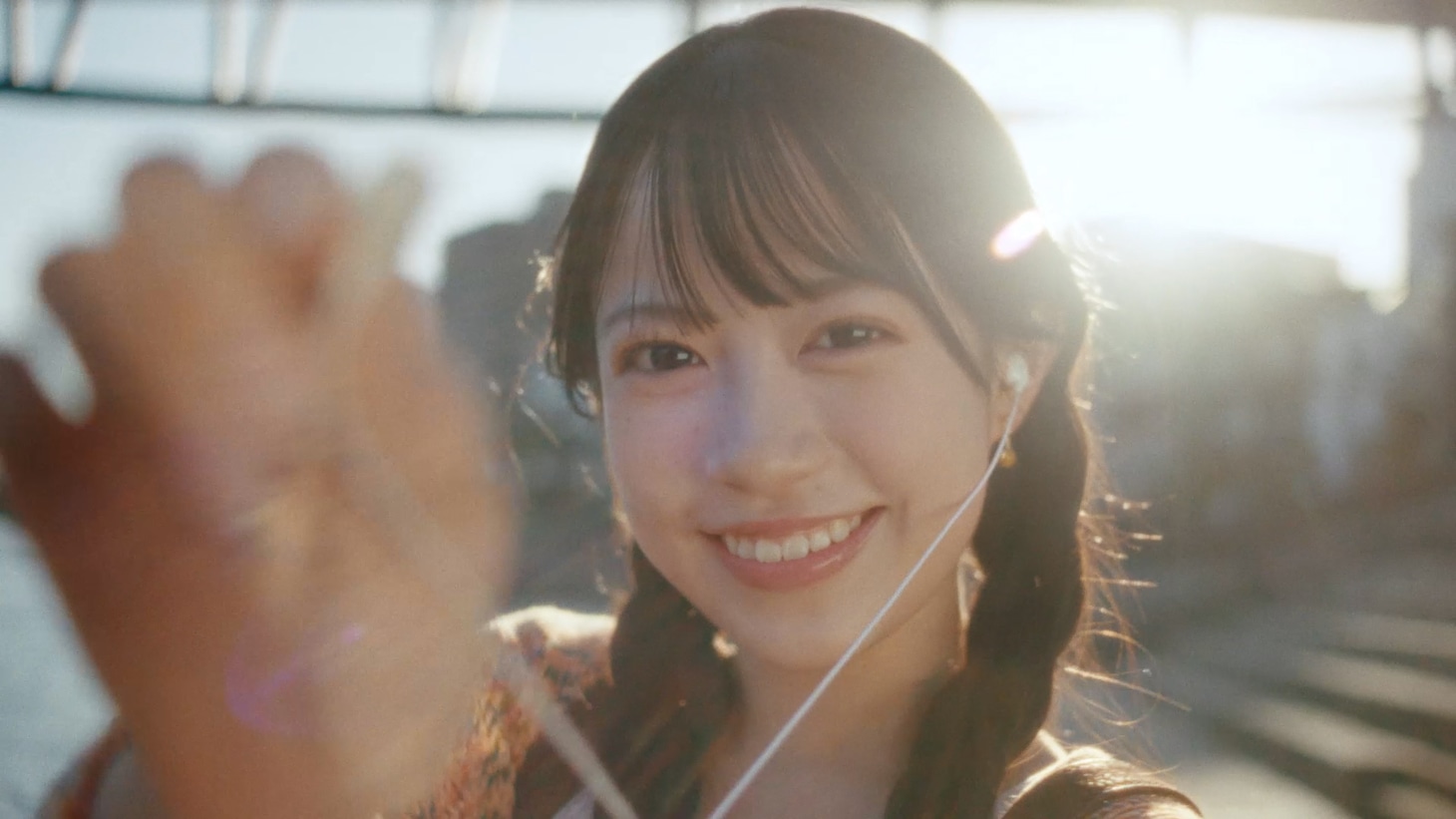 Rain Tree「好きだよとどっちが先に言うのか？」MVより、鈴野みお。©OVERSE/KING RECORDS