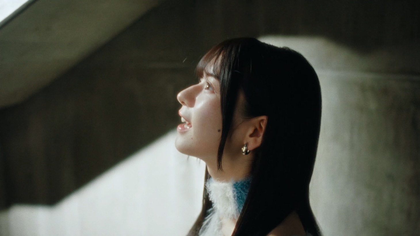 Rain Tree「好きだよとどっちが先に言うのか？」MVより、永瀬真梨。©OVERSE/KING RECORDS