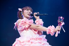 「だって あーりんなんだもーん☆」を歌う中山莉子。