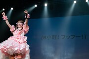 「サインはB」を歌う中山莉子。