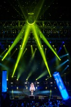 「オメカシ・フィーバー」を歌う中山莉子。