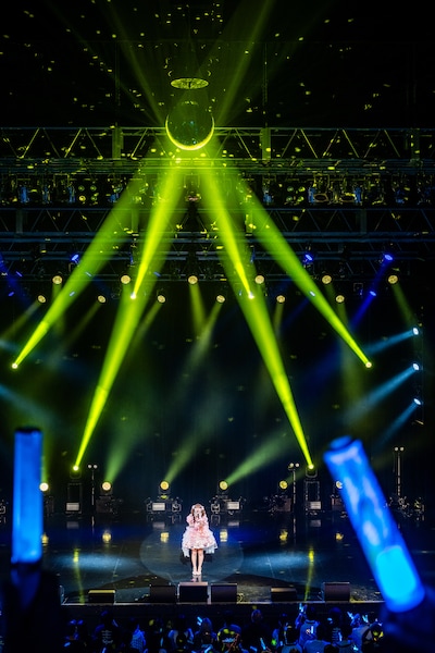 「オメカシ・フィーバー」を歌う中山莉子。