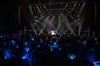 中山莉子が歌う「永遠に中学生」に合わせて一斉に肩を組むえびちゅうファミリー。