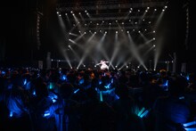 中山莉子が歌う「永遠に中学生」に合わせて一斉に肩を組むえびちゅうファミリー。