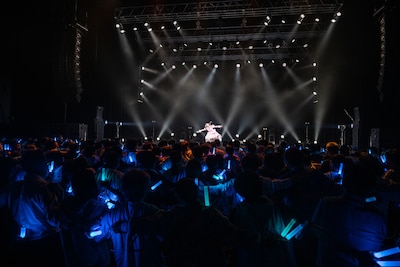 中山莉子が歌う「永遠に中学生」に合わせて一斉に肩を組むえびちゅうファミリー。