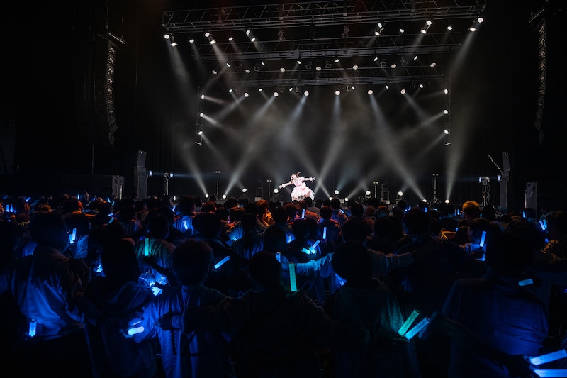 中山莉子が歌う「永遠に中学生」に合わせて一斉に肩を組むえびちゅうファミリー。