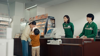 セブン‐イレブンの新CM「ミッション!?」編より。