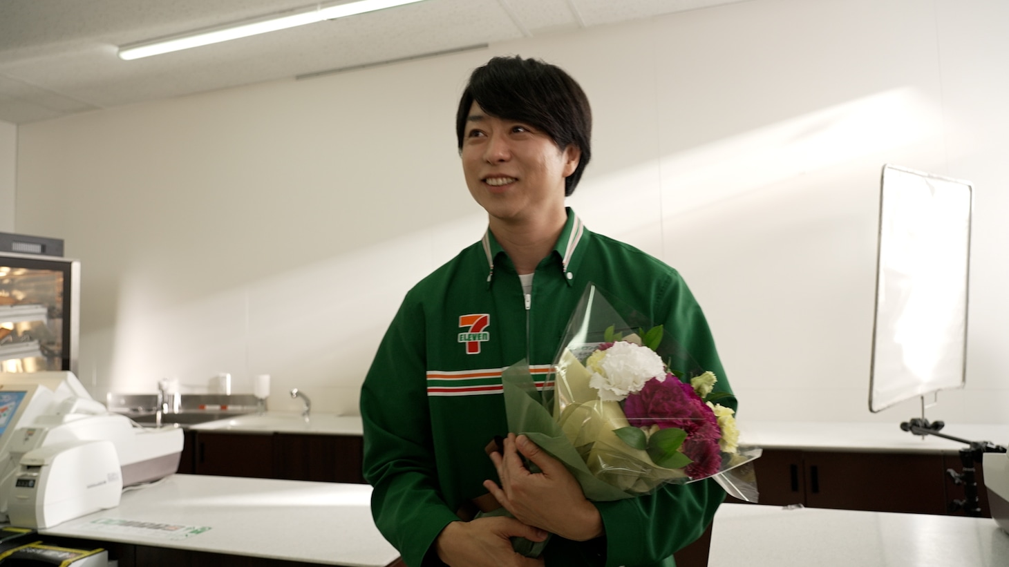 花束を受け取る櫻井翔（嵐）。