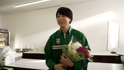 花束を受け取る櫻井翔（嵐）。