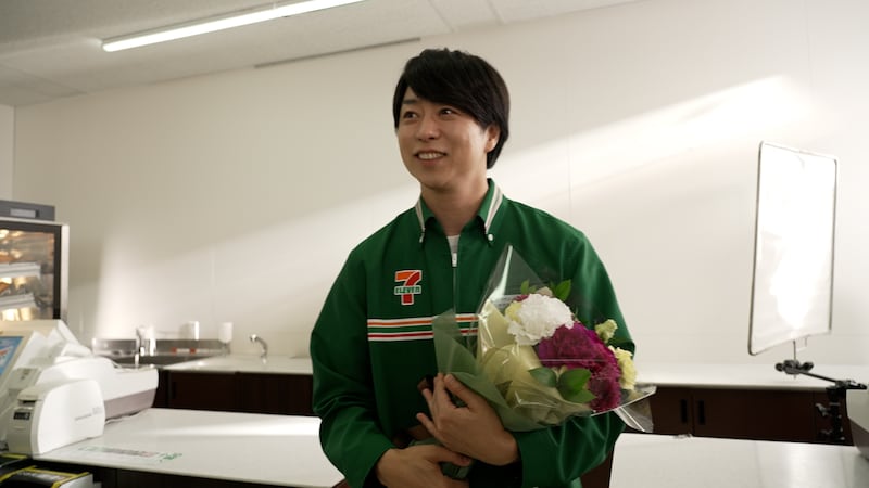 花束を受け取る櫻井翔(嵐)。