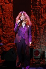 2025年公演よりタブレット純。（撮影：御堂義乗）