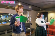 アフレコを行う草川拓弥（超特急）とかなで（3時のヒロイン）。©︎ままかり／シーモアコミックス・アニメ「デブとラブと過ちと！」製作委員会