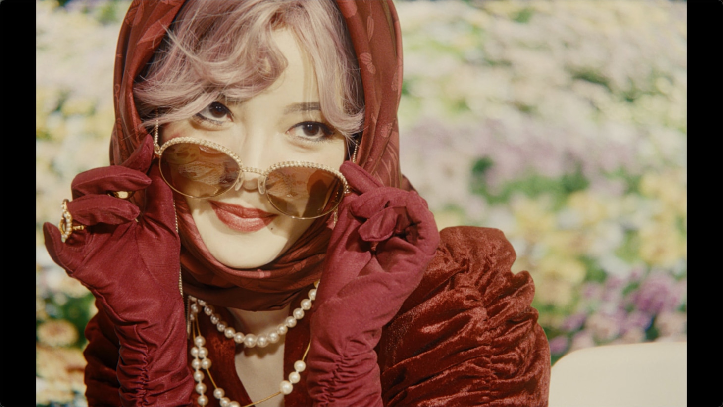 平手友梨奈「失敗しないメンヘラの育て方」ミュージックビデオより。