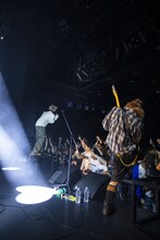 SATOHのライブの様子。（撮影：Hideki Sakamaki）