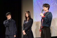 山中柔太朗（M!LK / 右）のイケメンぶりを絶賛する小川史記（BUDDiiS / 左）。