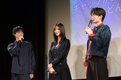 山中柔太朗（M!LK / 右）のイケメンぶりを絶賛する小川史記（BUDDiiS / 左）。