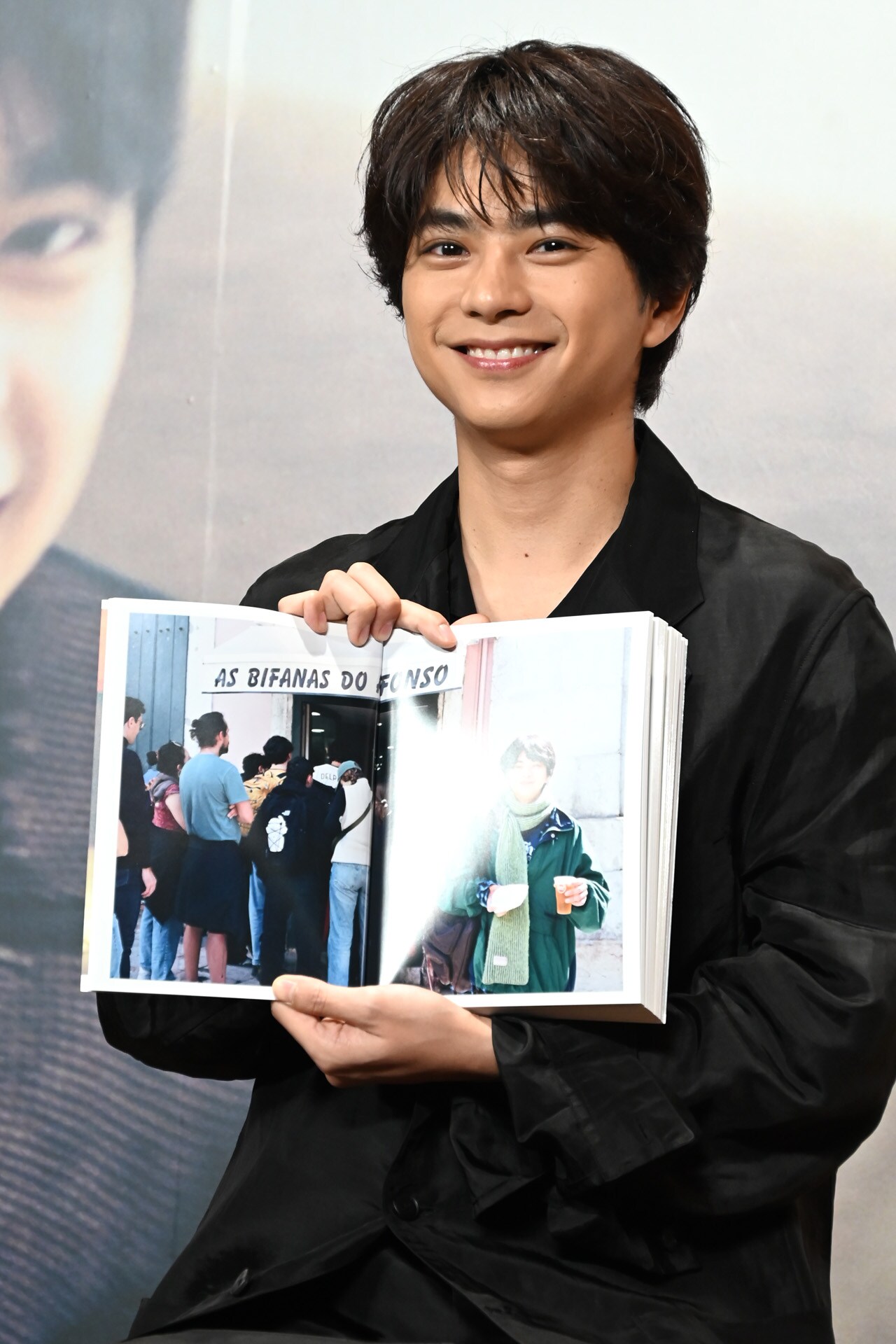 timelesz佐藤勝利、初ソロ写真集「A Bird on Tiptoe」お気に入りは食べ物を持ったカット