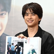 timelesz佐藤勝利、初ソロ写真集「A Bird on Tiptoe」お気に入りは食べ物を持ったカット