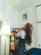 Cちゃんを抱っこする原田美桜（猫戦）。