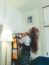 Cちゃんを抱っこする原田美桜（猫戦）。