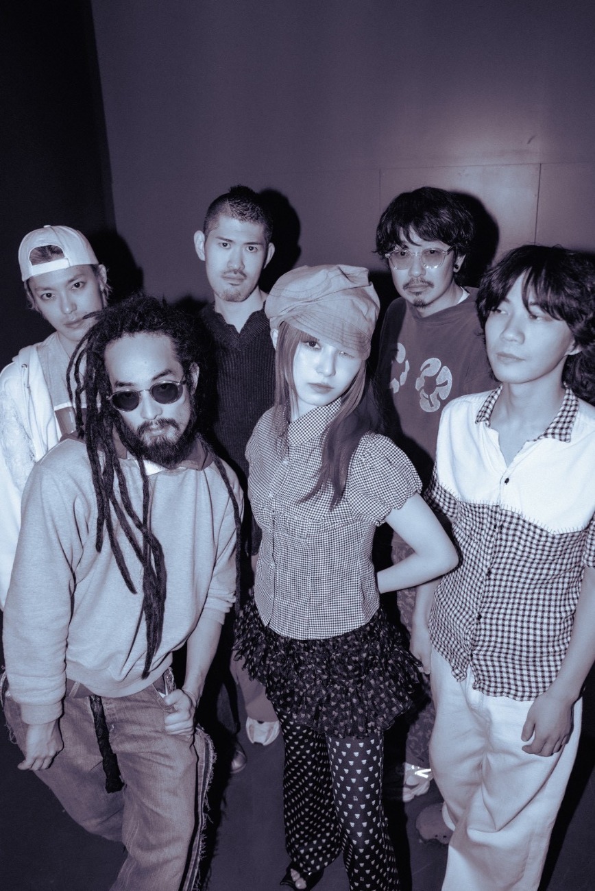 a子とバンドメンバー。（Photo by Goku Noguchi）