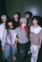 a子とバンドメンバー。（Photo by Goku Noguchi）