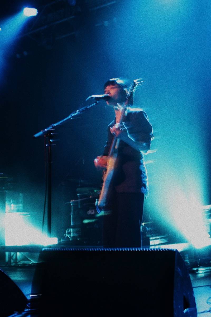 塩塚モエカ(Vo, G)