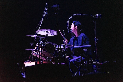 浦山一悟（Dr）（撮影：ニシムラカツキ）