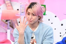 ネイルを見せる佐久間大介（Snow Man）。©日本テレビ