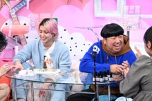 ネイル中の佐久間大介（左）、日村勇紀（右）。©日本テレビ