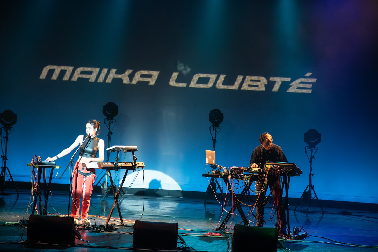 Maika Loubtéのライブより。