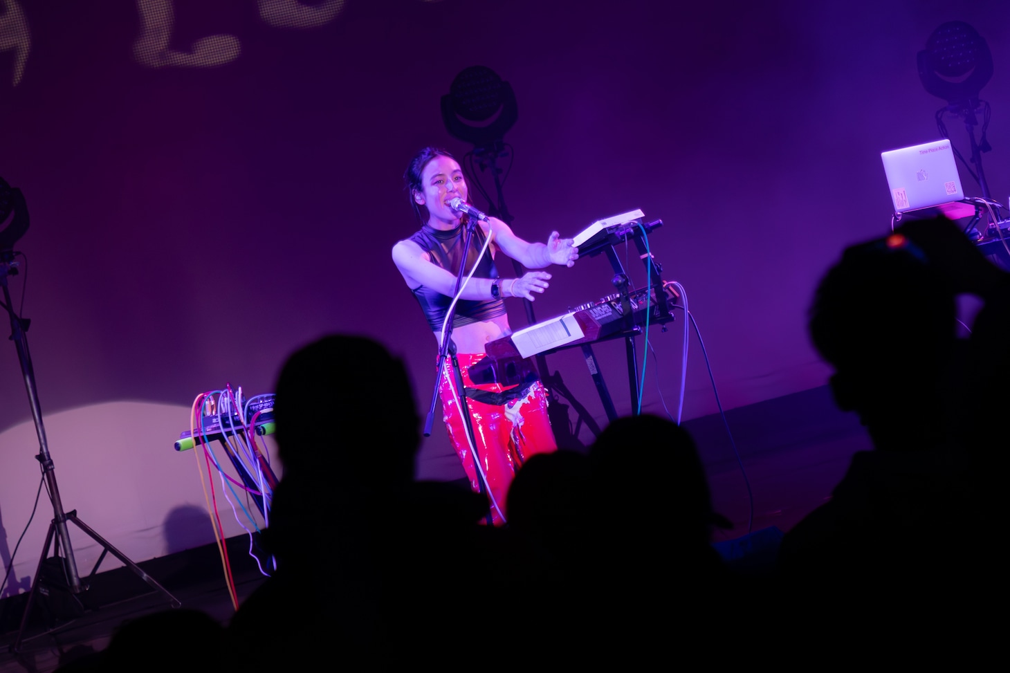 Maika Loubtéのライブより。