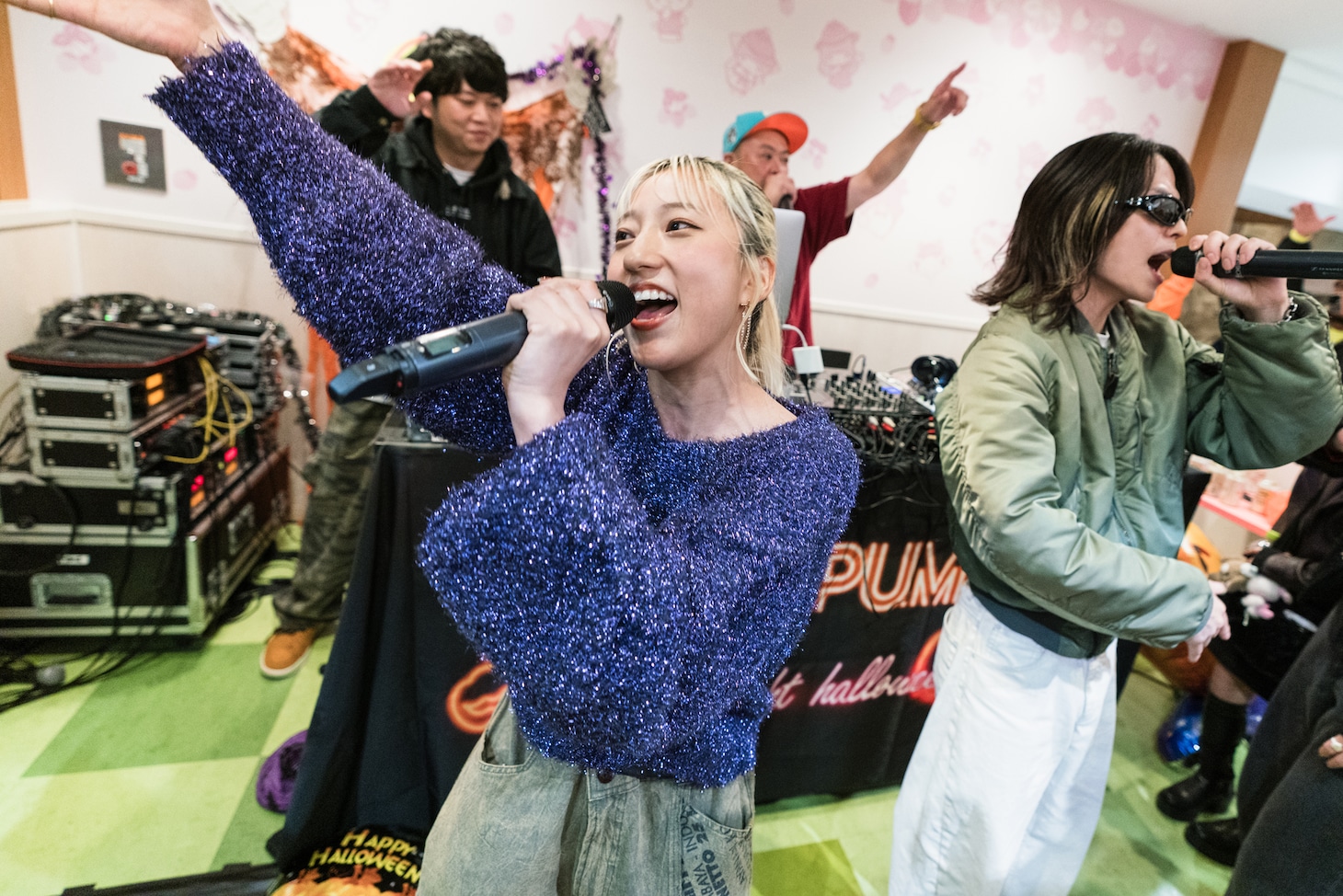 DJ LEGENDオブ伝説 a.k.a. サイプレス上野のライブの様子。