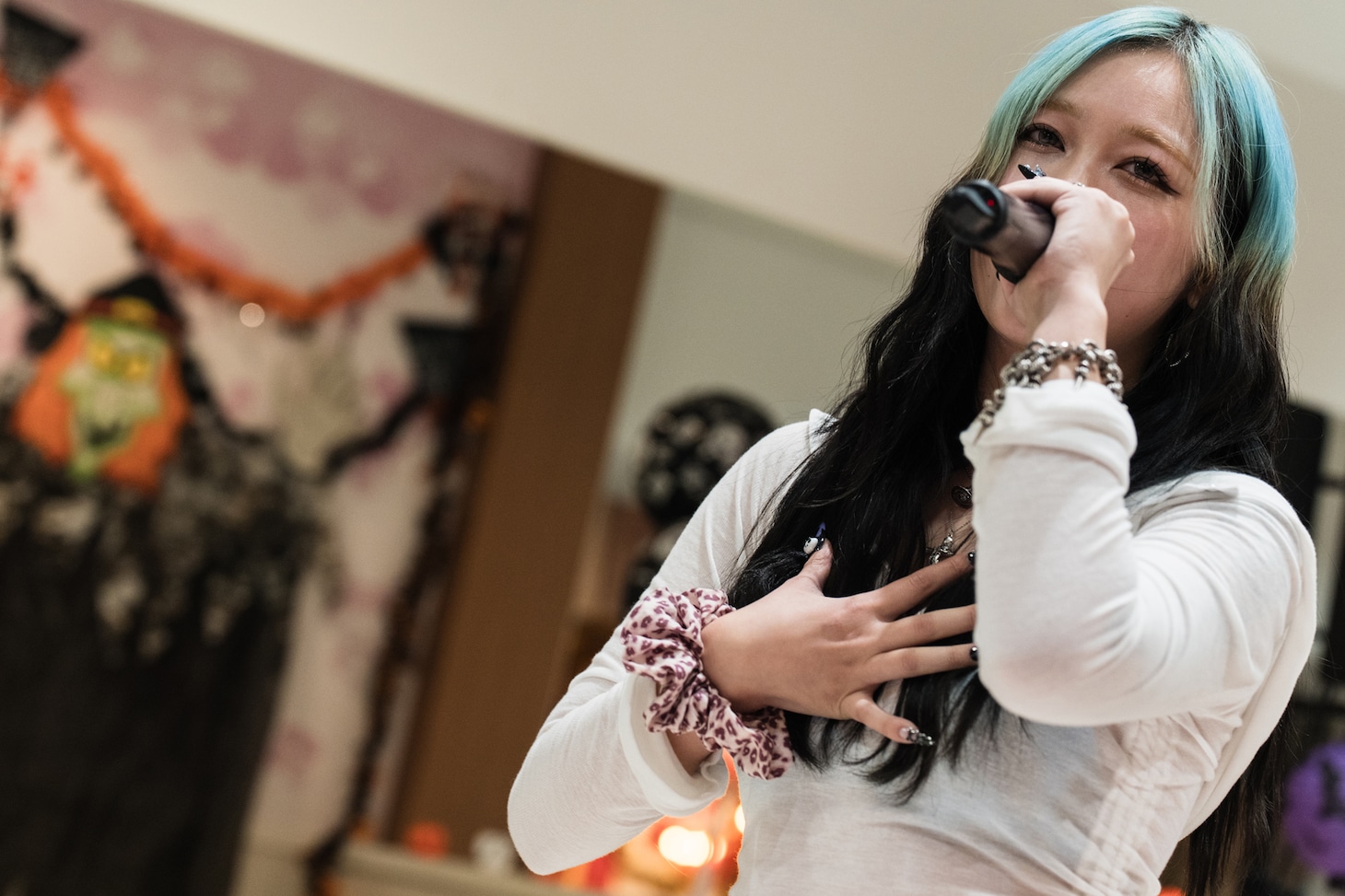 Neon Nonthanaのライブより。