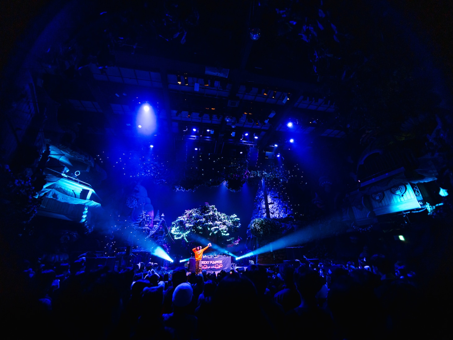 TOKYO世界のライブより。