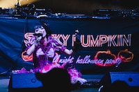 XAMIYAのライブより。