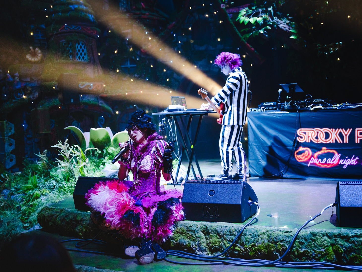 XAMIYAのライブより。