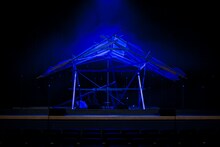 「折坂悠太 独奏遊行 らいど 2025」東京公演のセット。（Photo by Yukitaka Amemiya）