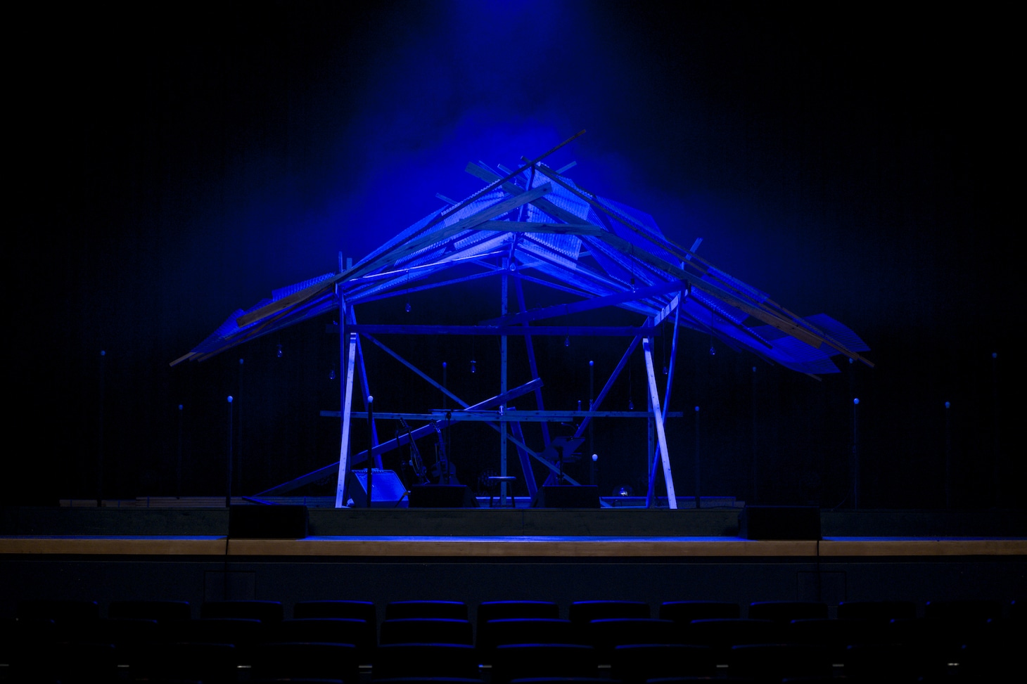 「折坂悠太 独奏遊行 らいど 2025」東京公演のセット。（Photo by Yukitaka Amemiya）