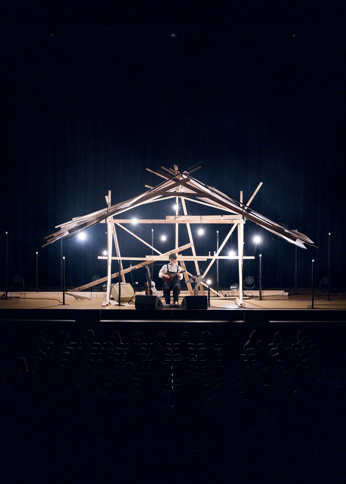 「折坂悠太 独奏遊行 らいど 2025」東京公演の様子。（Photo by Yukitaka Amemiya）