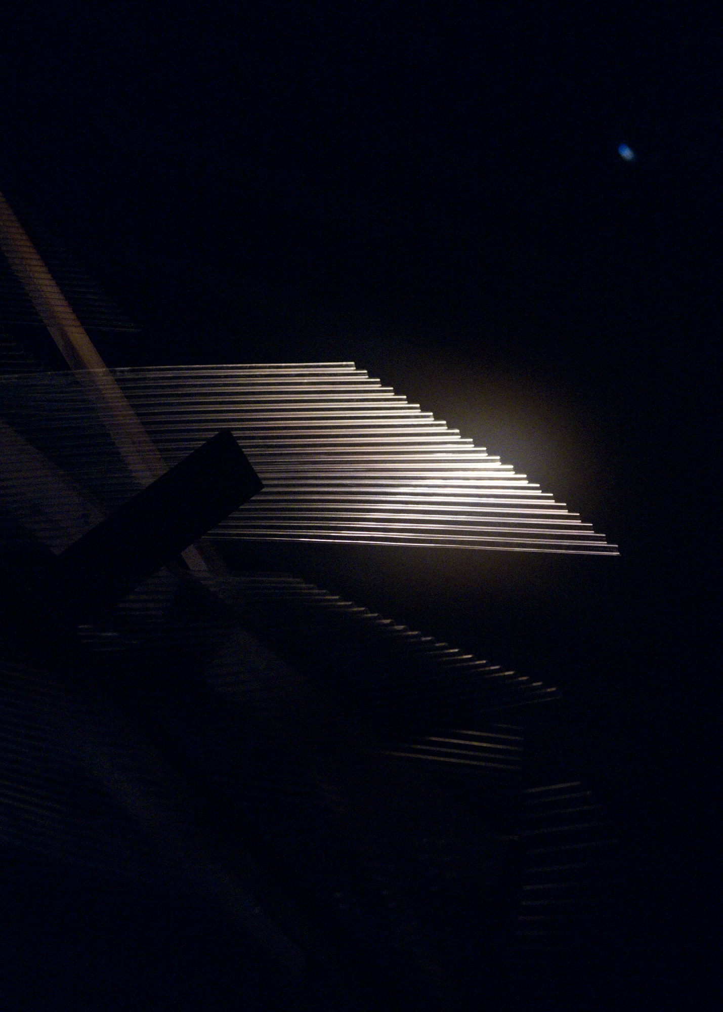 「折坂悠太 独奏遊行 らいど 2025」東京公演のセットの一部。（Photo by Yukitaka Amemiya）