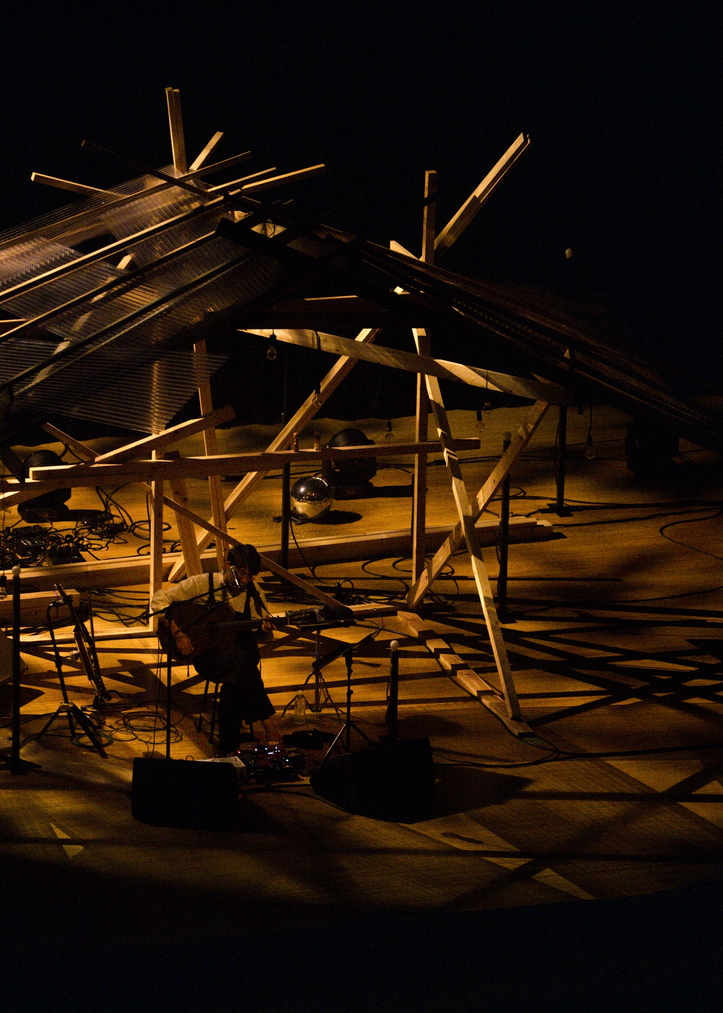 「折坂悠太 独奏遊行 らいど 2025」東京公演の様子。（Photo by Yukitaka Amemiya）