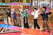 踊るSixTONESメンバーと芳根京子。