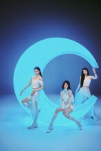 IS:SUE。4thシングル「PHASE」より。©︎LAPONE GIRLS