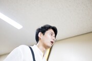 「折坂悠太 独奏遊行 らいど 2025」東京公演の舞台裏の様子。（Photo by Yukitaka Amemiya）