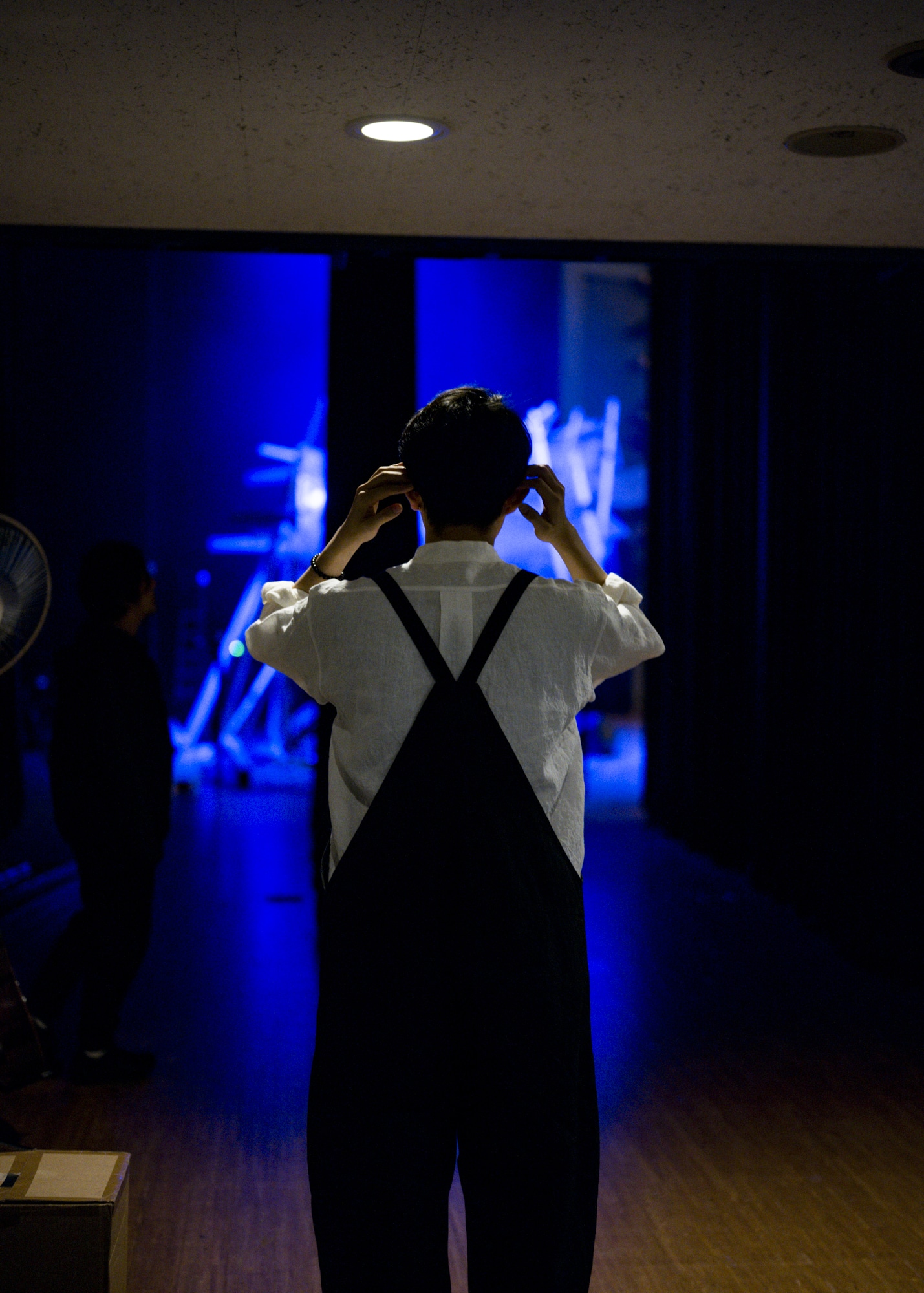 「折坂悠太 独奏遊行 らいど 2025」東京公演の舞台裏の様子。（Photo by Yukitaka Amemiya）