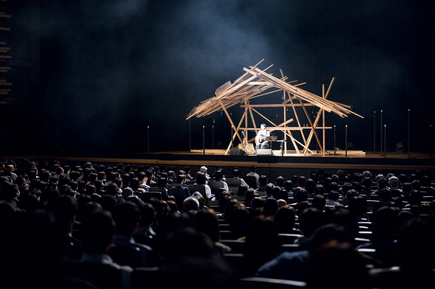 「折坂悠太 独奏遊行 らいど 2025」東京公演の様子。（Photo by Yukitaka Amemiya）