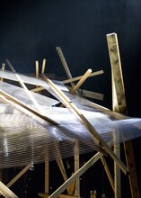 「折坂悠太 独奏遊行 らいど 2025」東京公演のセットの一部。（Photo by Yukitaka Amemiya）