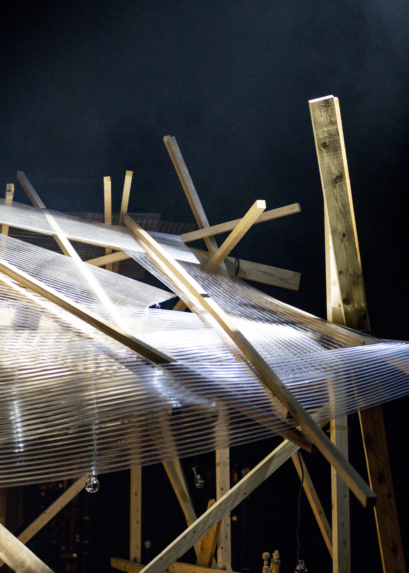 「折坂悠太 独奏遊行 らいど 2025」東京公演のセットの一部。（Photo by Yukitaka Amemiya）