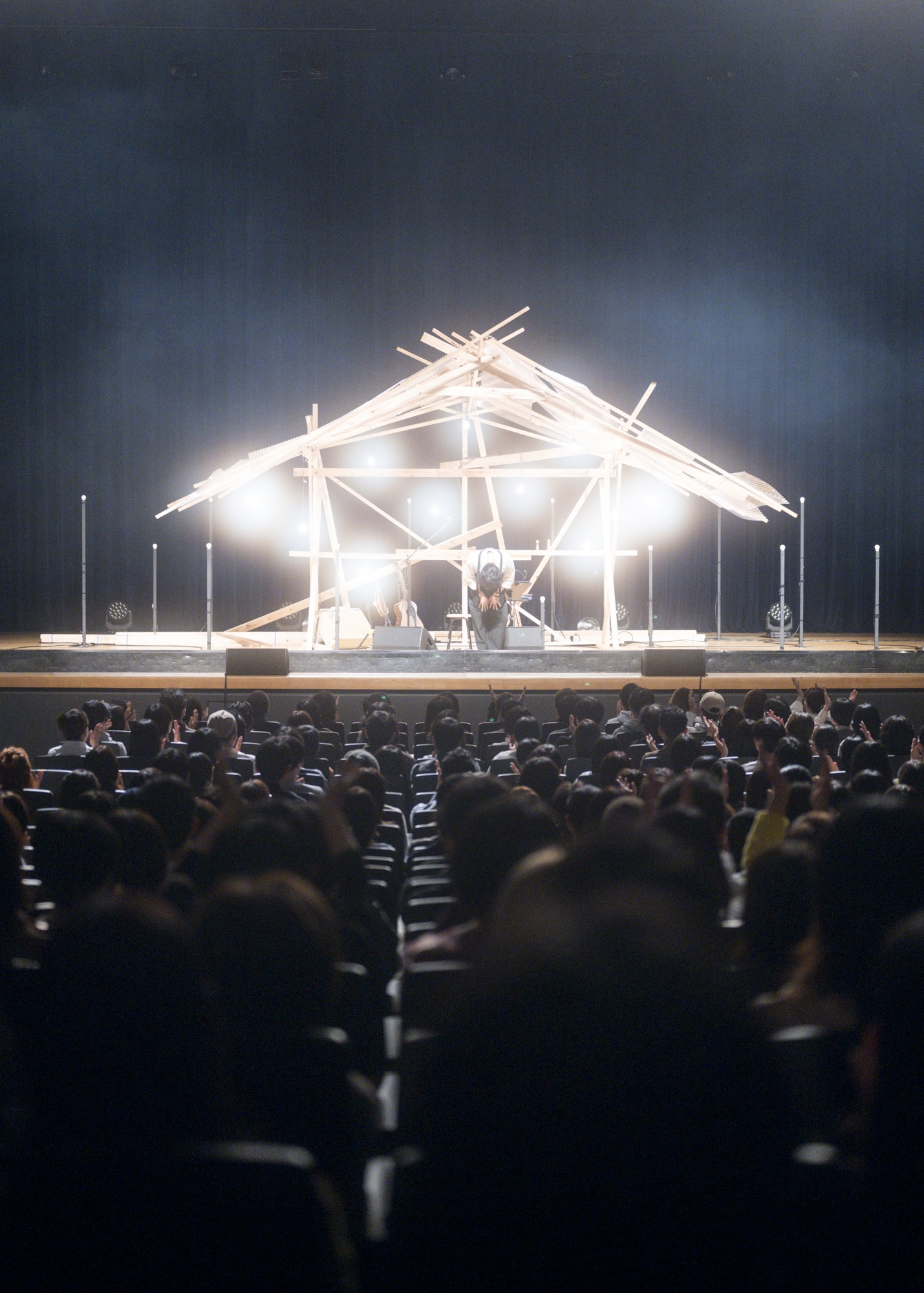 「折坂悠太 独奏遊行 らいど 2025」東京公演の様子。（Photo by Yukitaka Amemiya）